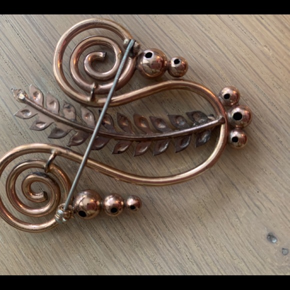 Vintage copper tone brooch with red stone. - Picture 6 of 9